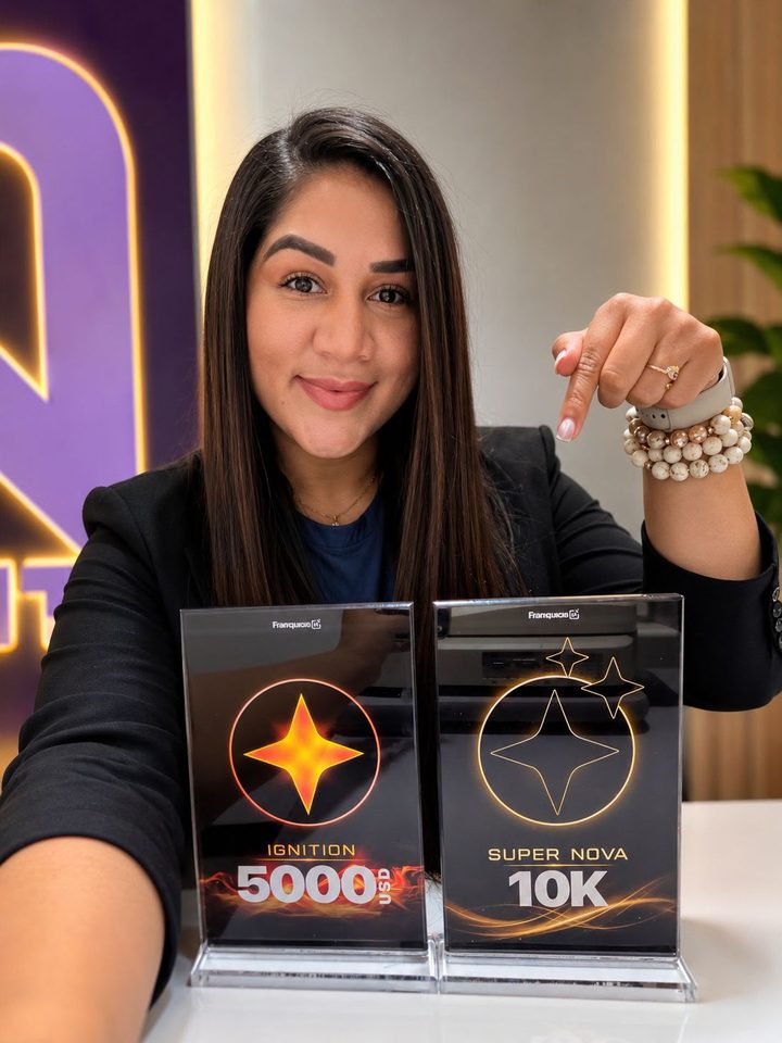 Rocío Salazar sosteniendo sus reconocimientos Ignition 5000 USD y Super Nova 10K