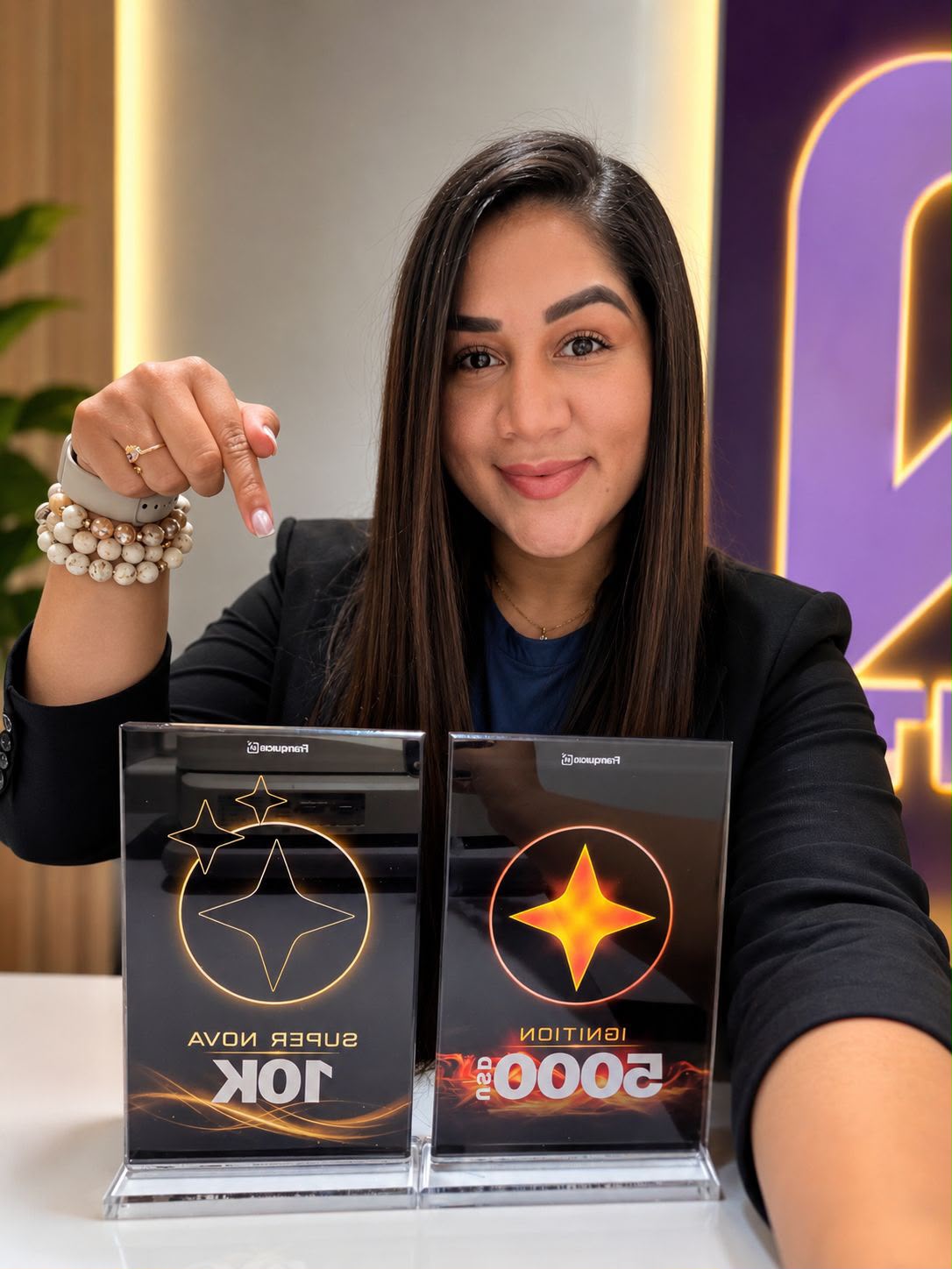 Rocío Salazar sosteniendo sus reconocimientos Super Nova 10K e Ignition 5000 USD